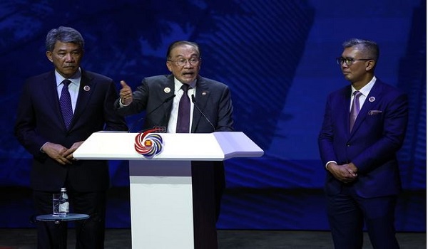 Perdana Menteri Datuk Seri Anwar Ibrahim (tengah) ketika sidang media penutup Sidang Kemuncak ASEAN ke-47 di Pusat Konvensyen Kuala Lumpur/BERNAMA